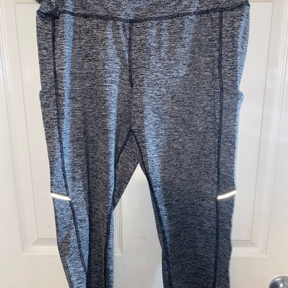 Xersion Women's Heather Gray Capris Leggings